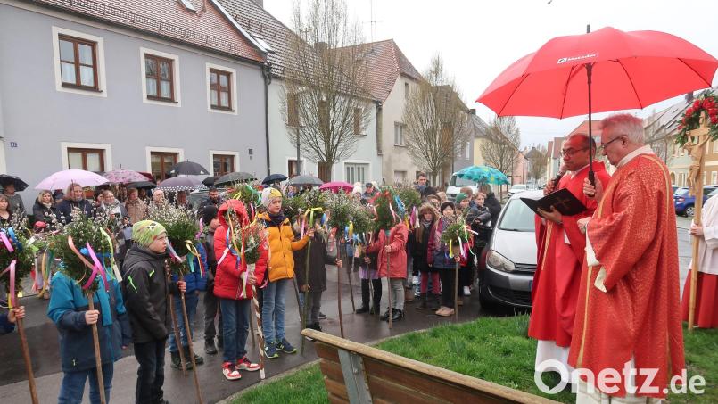 Die Erstkommunionkinder und Firmlinge der Pfarrei Vilseck versammeln sich in der Breiten Gasse. Mit der Palmweihe beginnt dort alljährlich die Karwoche. Bild: rha