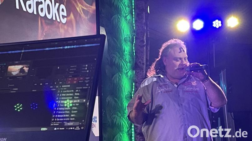 Gerd aus Bregenz singt beim Karaoke &quot;Je t&#039;aime heißt ich liebe dich&quot; von den Flippers. Bild: knz