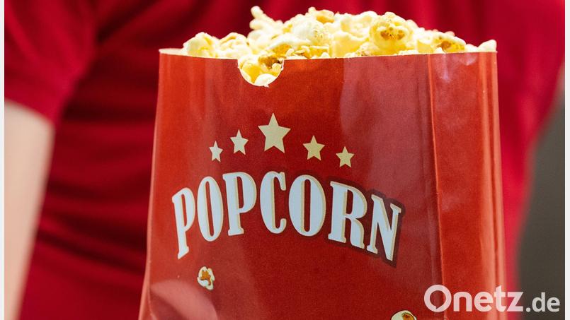 Schulunterricht mal anders: Zurücklehnen und Popcorn genießen. Gut, so gemütlich geht es nun auch wieder nicht zu. Aber bei der Schulkinowoche wird Schülern mithilfe von Filmen und Dokumentationen Wissen vermittelt. Bild: Robert Michael/dpa