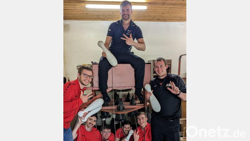 Die drei ausgestreckten Finger zeigen es an: Die Kegler von Fortuna Neukirchen belegen in der Abschlusstabelle der Bayernliga Platz drei. Von links Patrick Hiltl, Horst Seubert, Tobias Klingl, Uwe Rupprecht, Christopher Hiltl, Andreas Meixner,
oben Daniel Witt. Bild: ruw