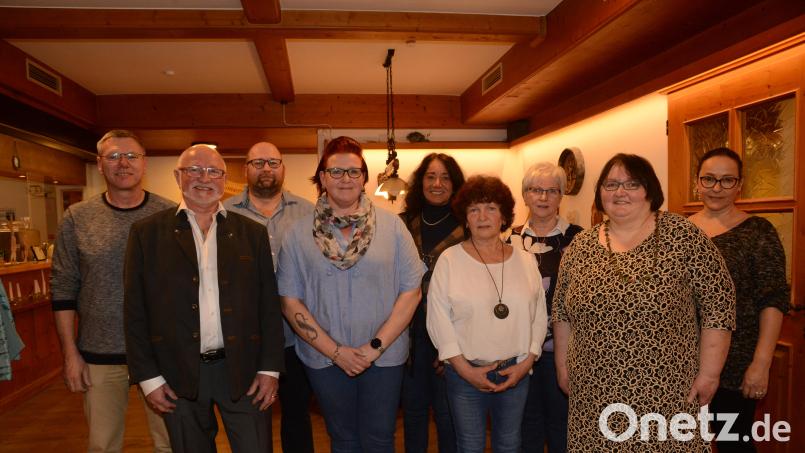 Die Mitglieder wählten einstimmig Peter Richter als VdK-Vorsitzenden, Martina Kellner als neue Zweite Vorsitzende, bestätigt wurde Sibyille Richter als Schriftführerin und Frauenbeauftragte und Kassiererin Petra Wittmann. Bürgermeister Reinhard Sollfrank (links) und VdK-Kreisvorsitzende Carola Brust (rechts) freuen sich über diese Wahl, auch mit den Beisitzern Thomas Kellner, Andrea Pylypiw und Edith Bösl (hintere Reihe, von links) Bild: bey