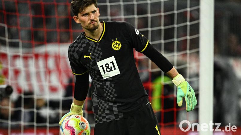 Frustriert holt Dortmunds Torwart Gregor Kobel den Ball nach seinem Patzer, der zum 1:0 für die Bayern führte, aus dem Netz. Bild: Tom Weller/dpa