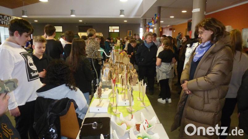 Enormer Andrang herrschte an den beiden Verkaufstischen in der MS-Aula. Die Besucher zeigten sich kauflustig und unterstützten dadurch die Erdbebenopfer Bild: bk