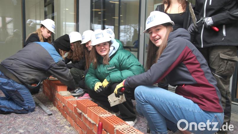 An einer Station konnten die Schüler und Schülerinnen beim Aktionstag eine Mauer hochziehen. Bild: Stiftland-Gymnasium/exb