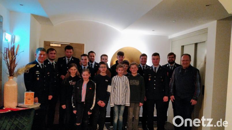 Kreisbrandrat Christian Demleitner (links), Zweiter Kommandant Josef Wittmann (Zweiter von links), Vorsitzender Peter Schneider (Fünfter von links, hinten), Bürgermeister Ludwig Gürtler (rechts), Jugendwart Johannes Zangl (Vierter von rechts) sowie sein Stellvertreter Philipp Kick (Dritter von rechts) freuen sich mit den Neumitgliedern und Übungsbesten. Bild: rfi