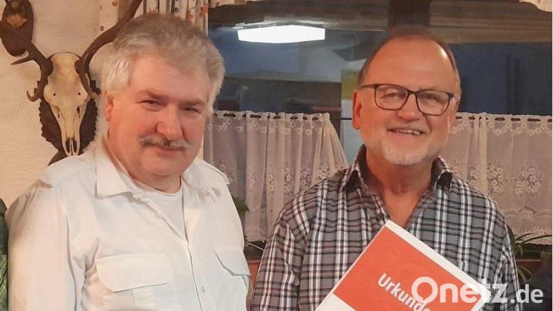 Hans Sperber und Georg Roßbacher bei der Ehrung der FFW Zogenreuth. Bild: FFW Zogenreuth/exb