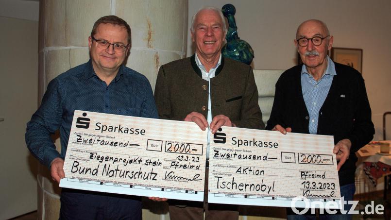 Altbürgermeister Arnold Kimmerl (Mitte) übergab die Spendenschecks über je 2000 Euro an Gottfried Blank (BN, links) und Dr. Josef Ziegler (Aktion Tschernobyl). Bild: Kimmerl/exb
