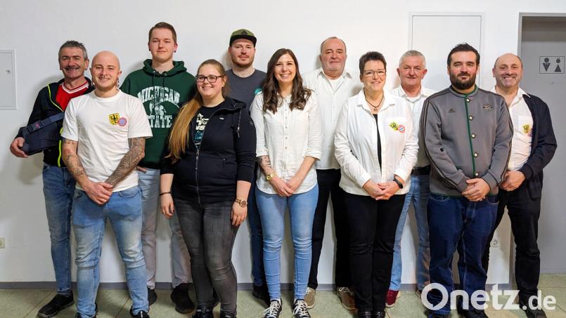 Der Vorstand des FC-Bayern-München-Fanclub Erbendorf (von links) mit Klaus Rahn, Christian Duschl, Marcel Weigl, Nadine Hörndl, Patrick Bauer, Nadine Käs, Franz Bauer, Marion Weigl, Klaus Weigl, Manuel Otte sowie Vorsitzendem Andreas Wittmann. Bild: njn