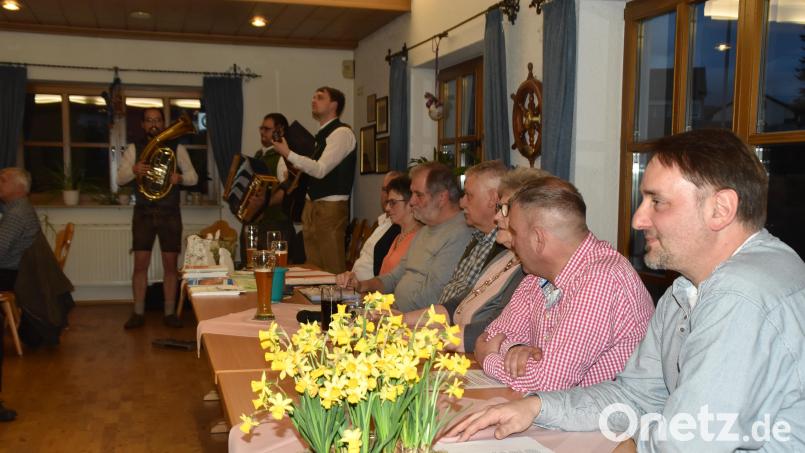 Die Mundartdichter bei ihrer Frühjahrs-Lesung. Im Hintergrund die "Schirmitzer Wadlbeißer", die die Veranstaltung musikalisch umrahmten. Bild: hcz