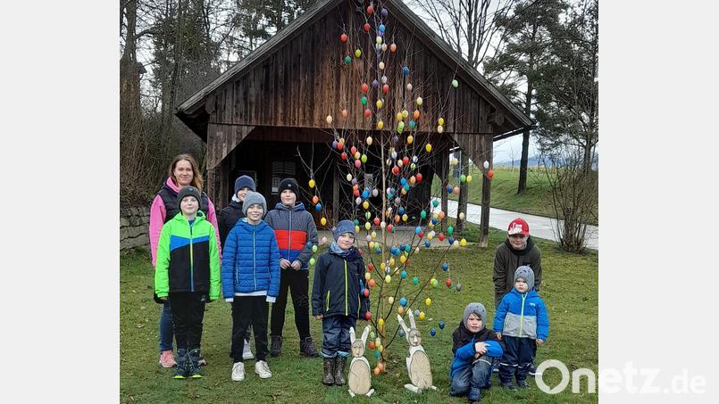 Das Osterbaumschmücken in Muschenried hat Tradition. Bild: Griebl/exb