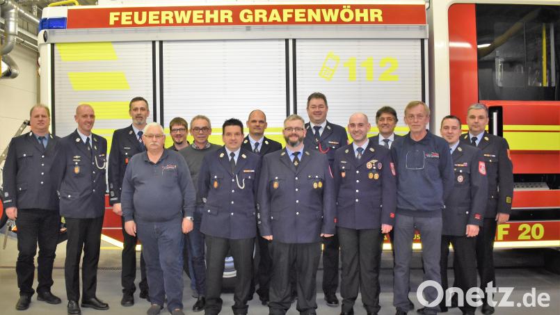 Robert Kraus (Siebter von rechts) wurde bei der Jahreshauptversammlung der Grafenwöhrer Feuerwehr zum Vorsitzenden gewählt. Bild: rgr