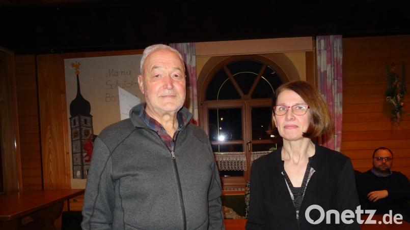 Vor der Einweihung des Heiligen Grabes am Mittwoch lud Norbert Reger, Vorsitzender der Gesellschaft Steinwaldia, Dozentin Christa Haubelt-Schlosser zu einem Vortrag ins Pfarrheim in Neusorg ein. Bild: apr