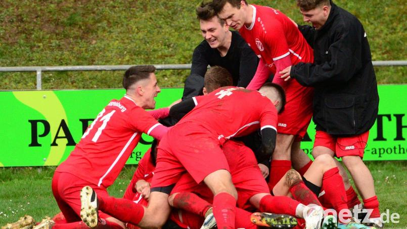 Riesig war der Jubel bei den Nabburgern um Spielertrainer Sven Seitz (links) nach dem 2:1-Siegtreffer gegen den FC Schmidgaden. Bild: ham