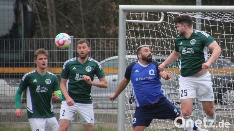 Slavomir Strmiska (rechts) hielt die Abwehr des SV Mitterteich beim 5:1-Sieg gegen Quelle Fürth hervorragend zusammen. In dieser Szene klärt Strmiska vor dem Fürther Ahmet Kulabas. Mit im Bild die Mitterteicher Sebastian Bilz (links) und Martin Bächer. Bild: kro