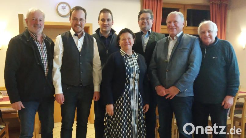 Peter Wunder führt weiterhin den ASP-Arbeitskreis der CSU. Im Bild (von links) die Vorstandschaft mit Ludwig Dirscherl, Tobias Ehrenfried, Michael Hösl, Marianne Deml, Thomas Schmid, Peter Wunder und Reinhold Malzer . Bild: Fischer/exb