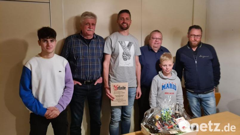 Der Schachverein Neustadt hat mit Bernhard Hoppen (hintere Reihe, zweiter von rechts) einen neuen Vorsitzenden. Er übernahm das Amt von Alexander Graf (Bildmitte) der dieses Amt 20 Jahre inne hatte. Bild: krb