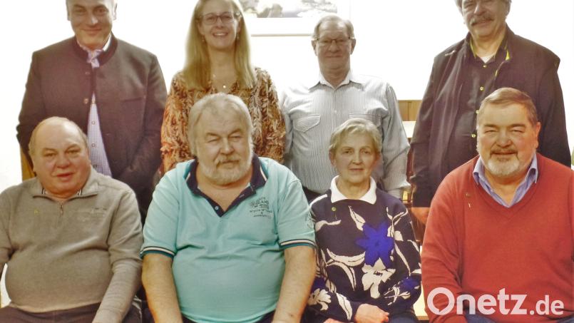 Langjährige Mitglieder ehrt die Kohlberger Siedlergemeinschaft: Ernst Riedl (30 Jahre), Raimund Braun (20 Jahre) sowie Margarete Mark-Blödt und Johann Müller für 40 Jahre (vorne von links). Es gratulieren Bürgermeister Gerhard List, die beiden Vorsitzenden Alexandra Kurz und Lothar Amann und Bezirksvorsitzender Reinhard Ott. Bild: jml