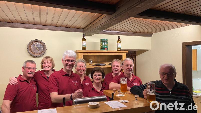 „Team-Nachtschicht“ der Siedler (von links): Gerhard Hottner, Veronika und Markus Weidner, Susi Bauernfeind, Inge Sperber Werner Sauer, Markus Kaiser und Zoiglwirt Otto Punzmann. Bild: Kappl, Andreas [kap]