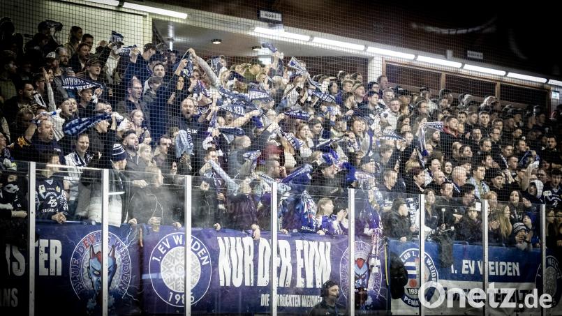 Die Weidener Eishockey-Fans strömen derzeit zu den Spielen der Blue Devils in die Hans-Schröpf-Arena. Bild: Tobias Neubert