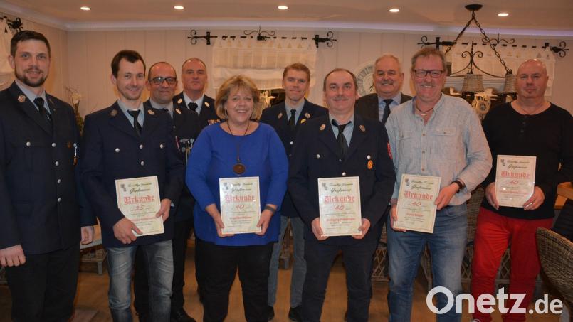 Langjährige Mitglieder zeichnete die Feuerwehr Großensees aus. Im Bild (von links) Vorsitzender Matthias Härtl, Christian Haberkorn, Kommandant Thomas Lindner, Kreisbrandmeister Wolfgang Wedlich, Angelika Würner, Klaus Haberkorn, Wolfgang Haberkorn, Bürgermeister Johann Burger, Klaus Malzer und Michael Reichenberger. Bild: jr