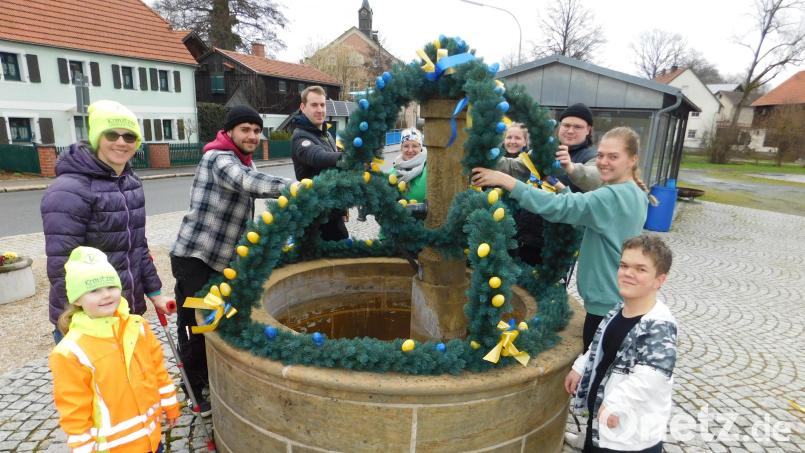 Ortsbäuerin Tanja Scherm (im Bild links mit Tochter Selina) freut sich über viele Helfer beim Schmücken des Osterbrunnens. Bild: whü