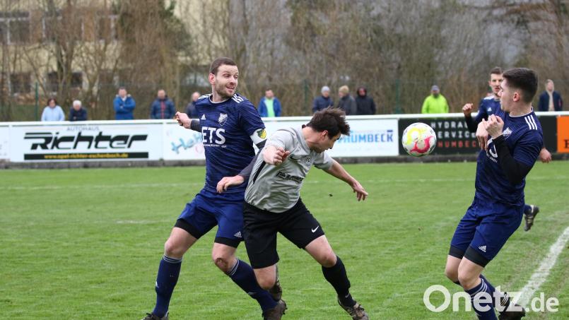 Christian Ferstl (Mitte) vom FC Tremmersdorf im Zweikampf mit dem Kulmainer Kapitän Andreas Ditschek (links). Bild: Dieter Jäschke