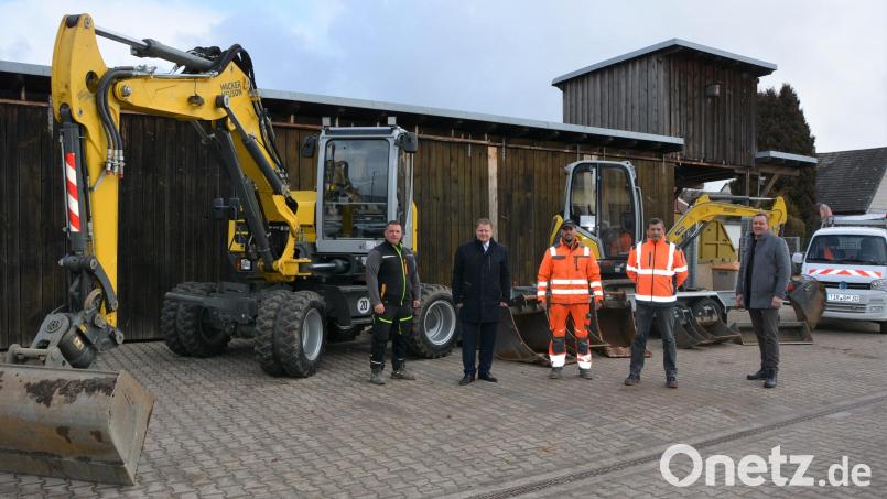 Zwei Bagger, einen Kleintransporter und einen Anhänger hat die Stadt Mitterteich neu für den Bauhof angeschafft. Im Bild (von links) Manuel Zeis, Bürgermeister Stefan Grillmeier, Johannes Sperer, Bauhofleiter Wolfgang Stark und Thomas Siller vom Bauamt der Stadt. Bild: jr