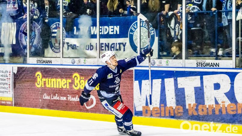 Edgars Homjakovs jubelt: Die Blue Devils stehen im Play-off-Halbfinale. Bild: Tobias Neubert