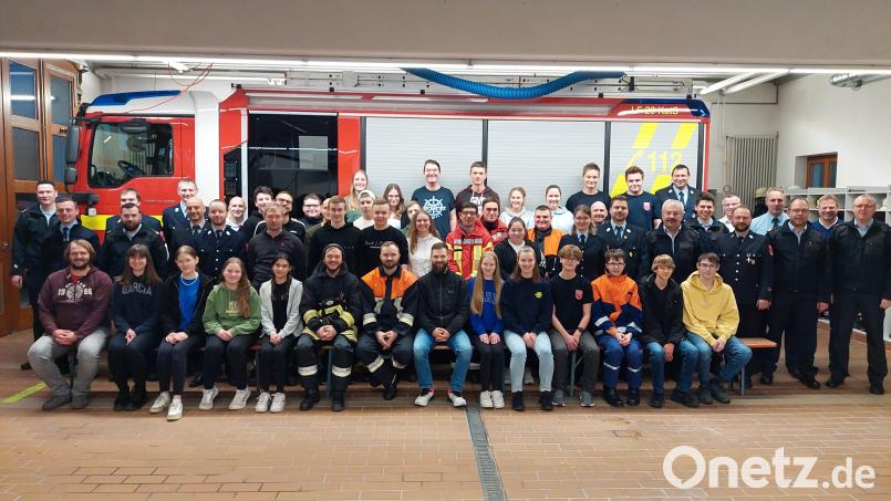 Alle 38 Teilnehme raus den Gemeinden Freudenberg und Hirschau bestehen die Abschlussprüfungen der mehrwöchigen Feuerwehr-Grundausbildung. Bild: Michael Weiß/exb