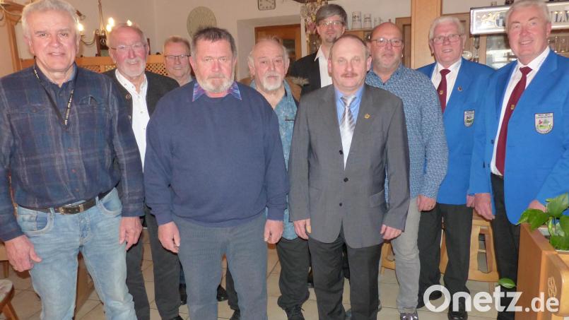 Karl Herrmann (Vierter von rechts) wird einstimmig für die nächsten drei Jahre in seinem Amt bestätigt. Vertreter bleibt Karl Höltl (Vierter von links ). Bild: sl