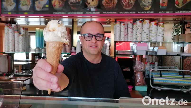 Sobald die Sonne scheint und die Leute rauskommen, geht auch das Eisgeschäft, erklärt Fabio Cercena von "Eis Europa" in Nabburg. Bild: Winderl, Kristin [wrl]