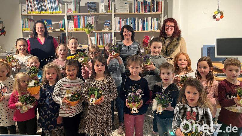 Einen kurzweiligen Nachmittag mit Basteln und Geschichten verbrachten 19 Kinder in der Stadtbücherei Mitterteich. Bild: Wittmann/exb