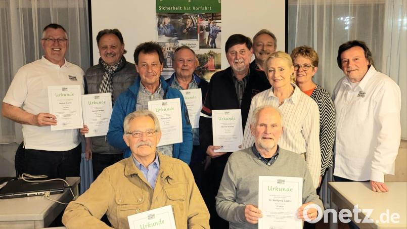 Zahlreiche Mitglieder der Gebietsverkehrswacht Schwarzenfeld wurden bei der Jahreshauptversammlung für ihre langjährige Treue ausgezeichnet. Bild: Schmalzbauer/exb