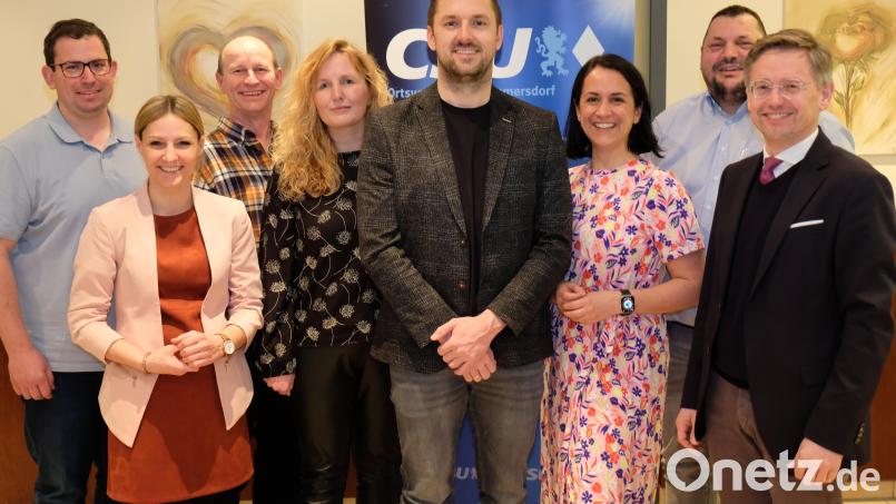 Die CSU Schlammersdorf wählte nach dem Rückzug von Tanja Renner (Dritte von rechts) Dr. Markus Seufert (Bildmitte) zum neuen Ortsvorsitzenden. Der neuen Vorstandschaft gratulierten Tobias Reiß (rechts) und Steffi Dippl (Zweite von links). Bild: do