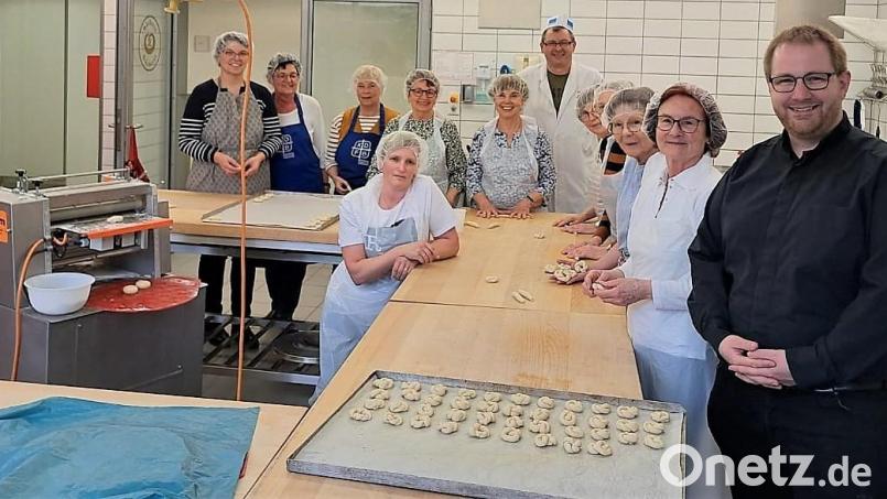 Für das Osterfest haben einige fleißige Bäckerinnen des Katholischen Frauenbundes Osterbrote im St.-Michaelswerk gebacken. Bild: rgr