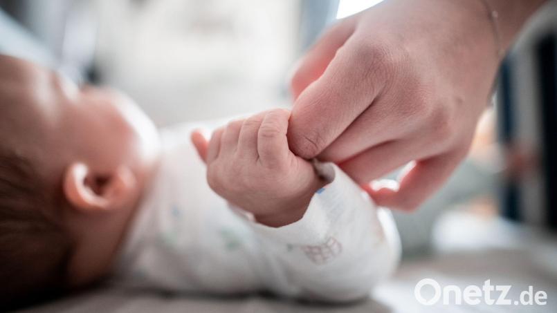 Die Koordinationsstelle frühe Kindheit Schwandorf bietet Kurse rund um das Thema Baby an. Symbolbild: Fabian Strauch/dpa