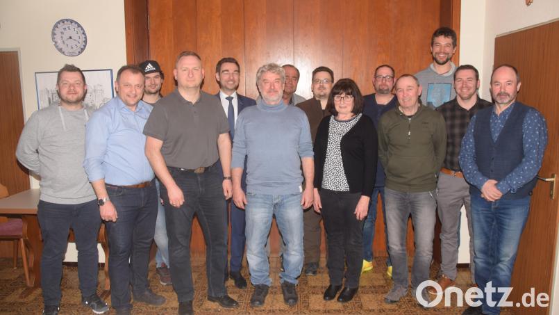 Neuwahlen bei der CSU Leuchtenberg. Rainer Schmeidl (vorne, Vierter von links) bleibt Vorsitzender. Bild: fz