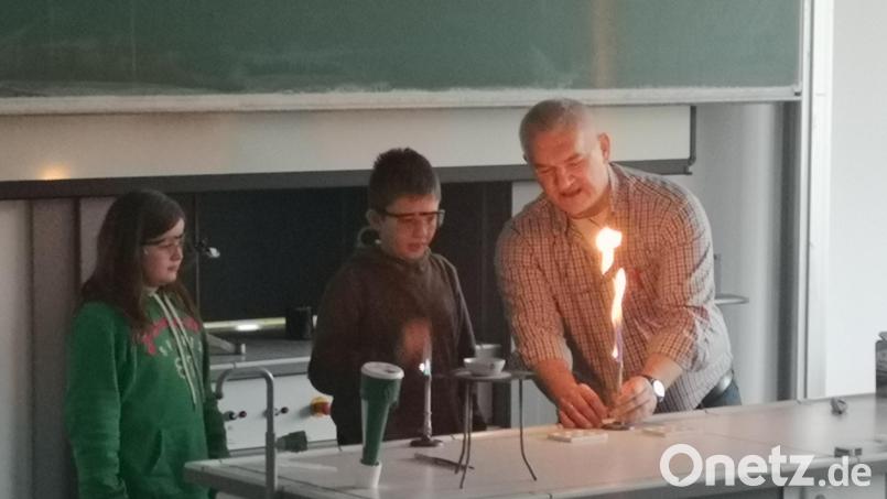 Eindrücke aus der Chemie-Show-Vorführung mit Lehrer Uli Roth.  Bild: Stiftland-Gymnasium/exb