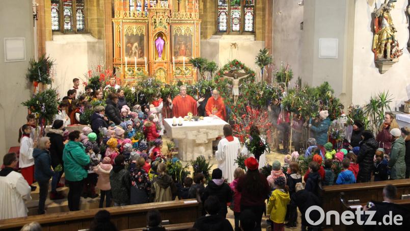 Den festlichen Gottesdienst feierten Pfarrer Hannes Lorenz und Ruhestandspfarrer Gottfried Rottner in Konzelebration. Ein besonders herzliches Zeichen des Friedensgruß war es, als die Kinder um dem Altar versammelt mit all ihren buntbebänderten Palmbuschen den Gläubigen zuwinkten. Bild: bph