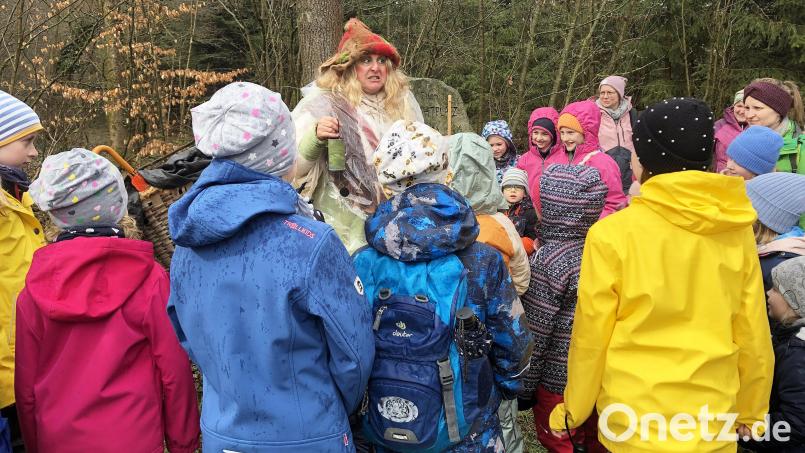 Die Waldschratin „Pimpernella Pumpelsack“ zog bei der Auftaktveranstaltung der AG Kinder zum Flosser Festjahr die Kinder und auch Erwachsenen in ihren Bann Bild: lst/privat/exb