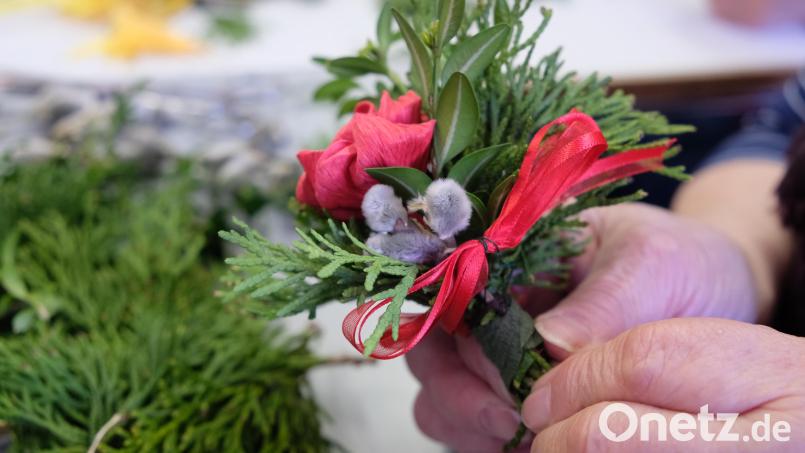 30 Georgsfrauen banden an zwei Tagen mit viel Liebe zum Detail rund 500 bezaubernde Palmbüschel. Bild: ads