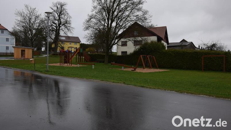 Die Ortsmitte von Ottenrieth präsentiert sich. Der neu angelegte Spielplatz lädt die Kinder zum Spielen und Toben ein und das Buswartehäuschen bietet Schutz - es fehlen nur noch ein paar Pflanzen und die versprochenen Blühstreifen. Bild: fla