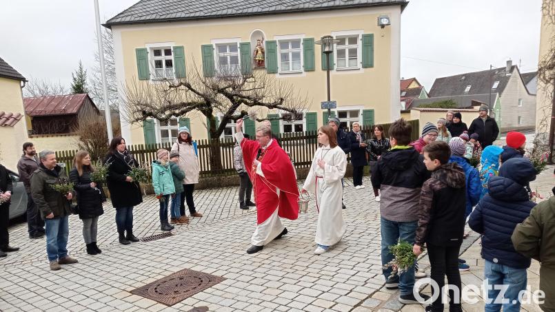 Palmweihe an der alten Kirche. Bild: fpoz