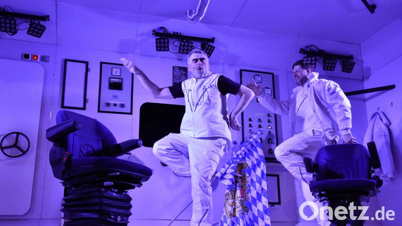 "Walk like an Egyptian" statt Bayern-Hymne: Professor Dr. Walter Wackernagel (Christian Hartinger) und Ritchie Bayer (Harald Meier) rocken die Weltraum-Mission – allerdings anders als erwartet. Bild: Stephan Huber