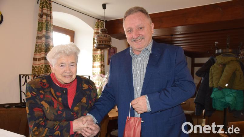 Im Kreise ihrer Familie feiert Katharina Schmidt als älteste Bürgerin von Mendorferbuch ihren 94. Geburtstag. Dazu gratuliert auch Dritter Bürgermeister Hans Seitz. Bild: bö