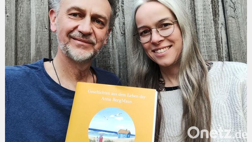 Autorin Nadine Hofmann und Illustrator Gerald Herbst halten ihr drittes gemeinsames Buch in den Händen. Bild: cog