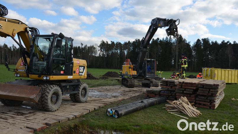 Mit Hochdruck arbeiten Firmen am Aufbau der Infrastruktur in einer völlig durchnässten Wiese bei Pfrentsch, um das Ölleitungsleck reparieren zu können. Bild: dob