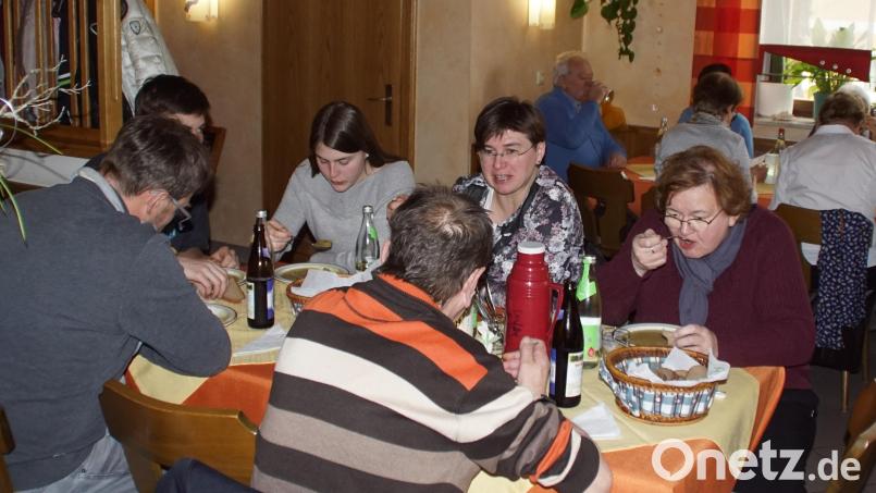 Kartoffelsuppenessen in Schönsee: Der Erlös wird dem Hilfswerk Misereor zur Verfügung gestellt. Bild: Höcherl/exb