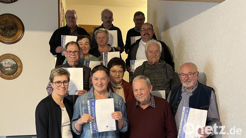 Die Geehrten des VdK Krummennaab/Reuth mit Bürgermeisterin Marion Höcht (vorne, links), Brigitte Scharf (Mitte) und Vorsitzendem Bernd Wagner (vorne, rechts). Bild: vsr