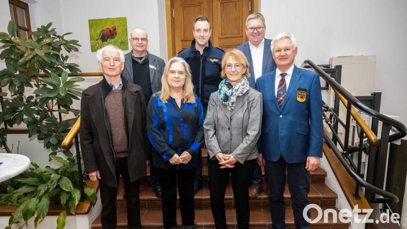 Hintere Reihe (von links): Josef Singer, Tobias Höhne, Michael Cerny. Vordere Reihe (von links) Bernhard Saurenbach, Kornelia Schmid, Brigitte Breitfelder, Gerhard Schottenheim Bild: Thomas Graml, Stadt Amberg/exb